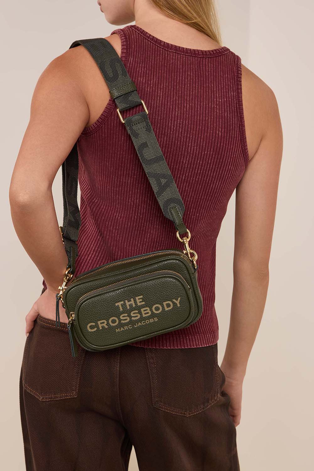 תמונת כל הלוק של תיק קרוסבודי